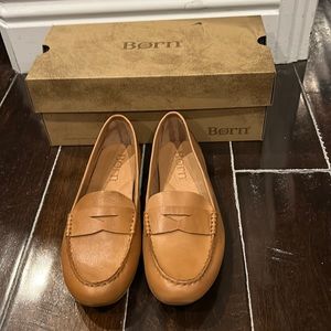 Born gently used (worn once) driving loafer, 8 M, tan